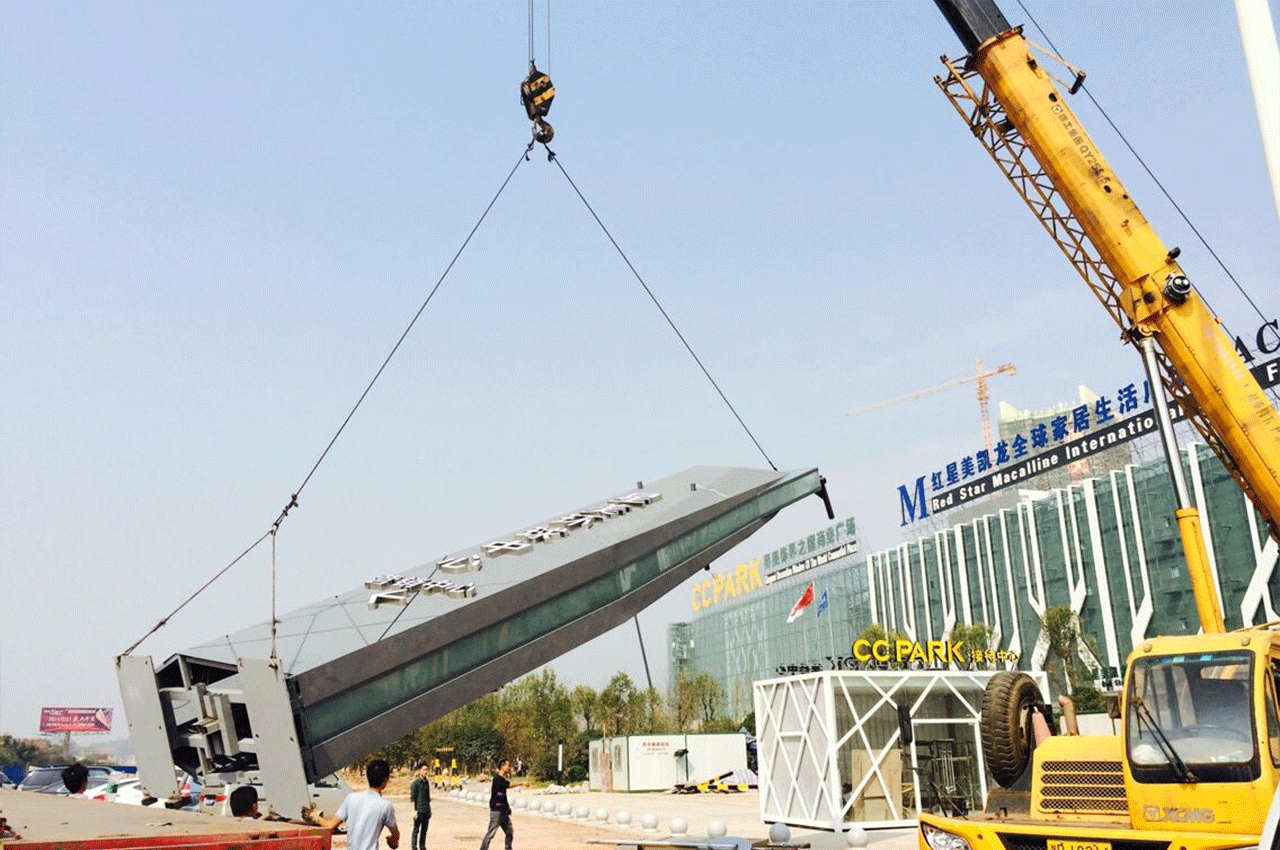 红星美凯龙大型商场精神堡垒安装现场-武汉中涵标识