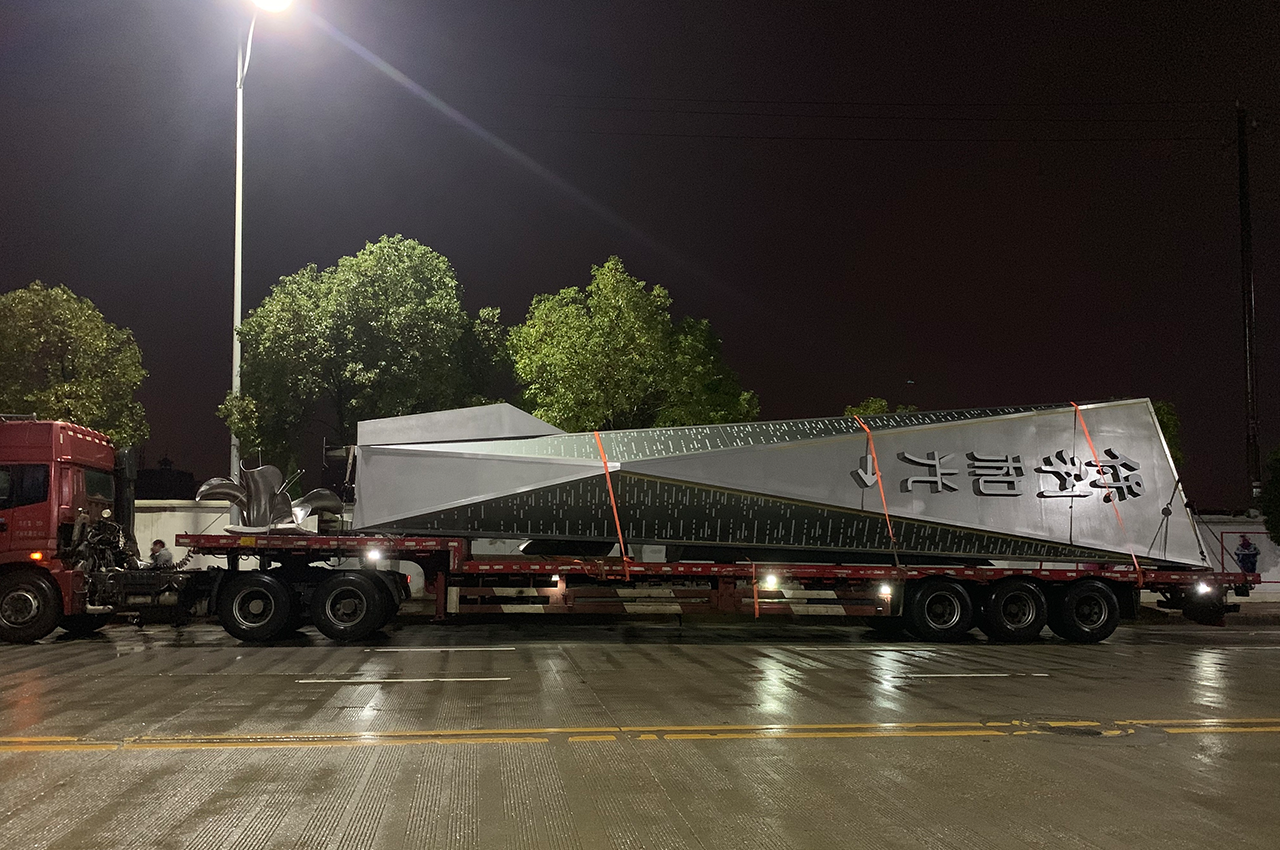 月色下吊装楼盘大型发光特色精神堡垒-武汉中涵标识