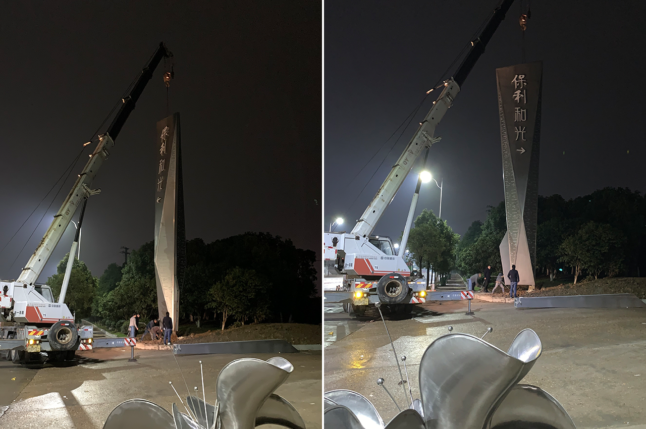 月色下吊装楼盘大型发光特色精神堡垒-武汉中涵标识