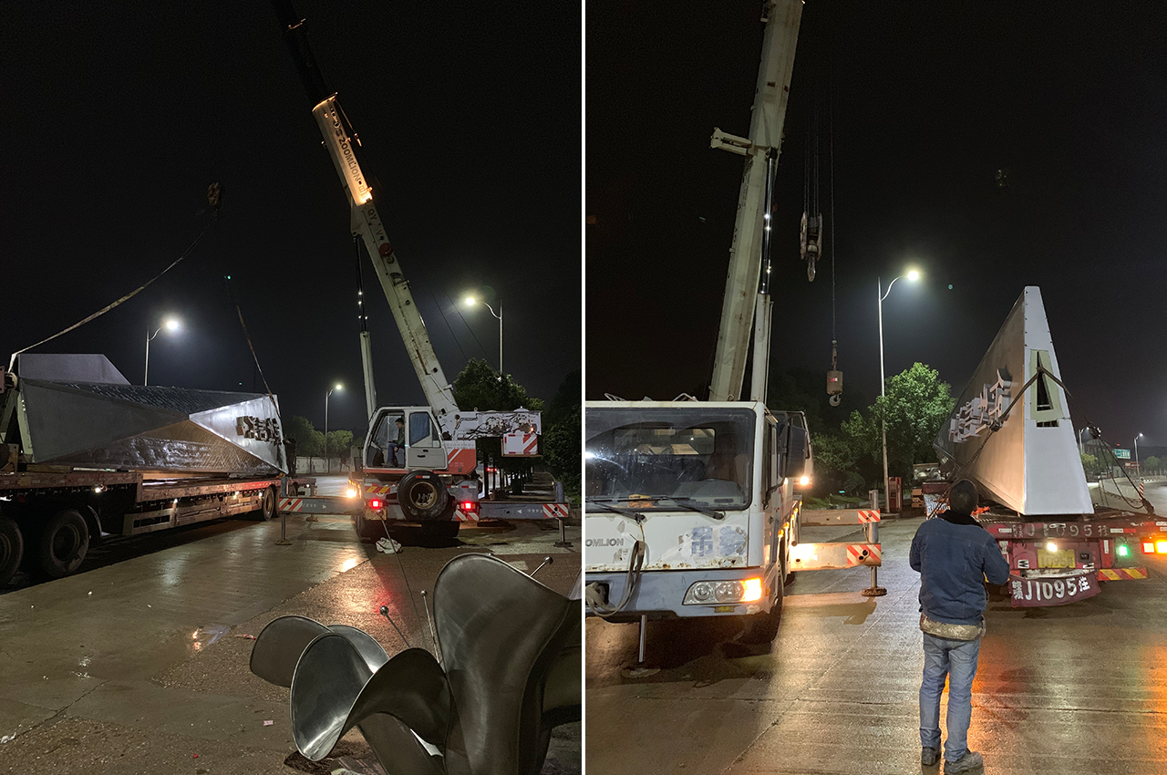 月色下吊装楼盘大型发光特色精神堡垒-武汉中涵标识