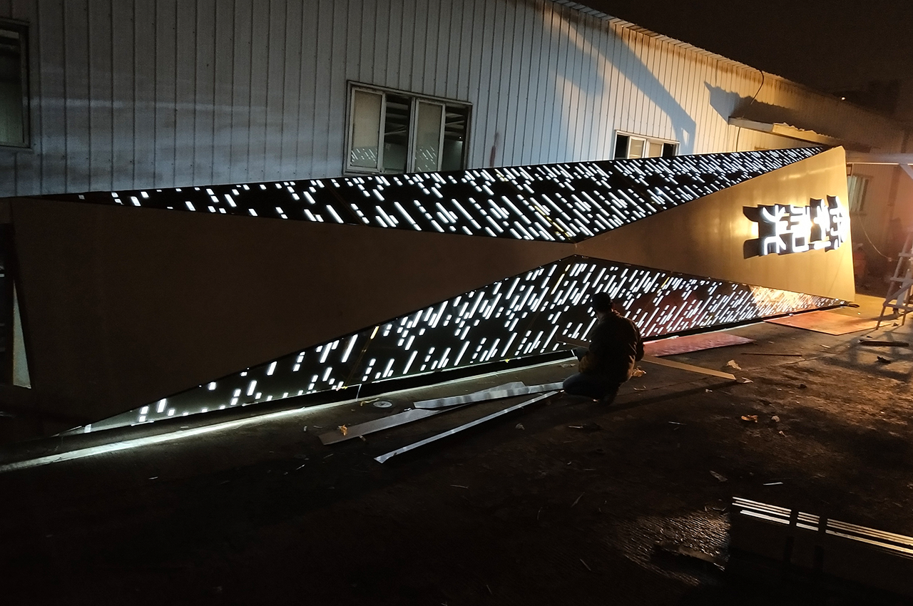 月色下吊装楼盘大型发光特色精神堡垒-武汉中涵标识