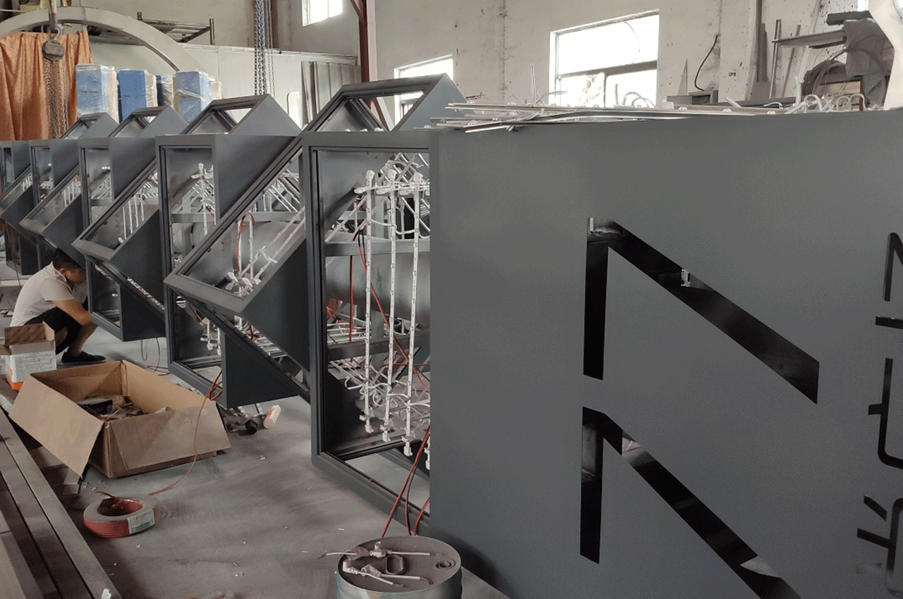 商场定制创意造型发光精神堡垒-武汉中涵标识