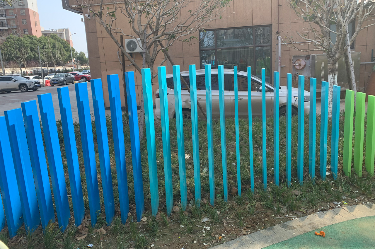 小区门口口袋公园彩虹雕塑和钢结构廊亭-武汉中涵标识