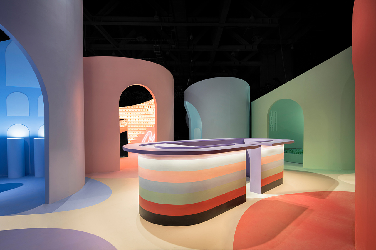 企业产品展示用多彩展厅搭建-武汉中涵标识